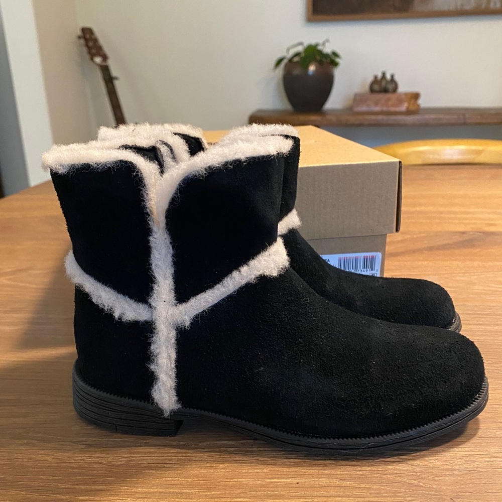 *Last One*New w/box Ugg Suede ankle boots - Picture 2 of 6